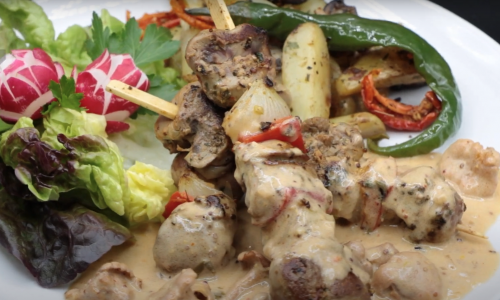 Brochettes de rognons de veau sauce aux girolles à la moutarde au piment d'Espelette