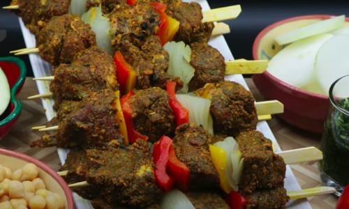 Brochettes d'agneau à l'orientale, aubergines grillées comme une moussaka 1ère partie