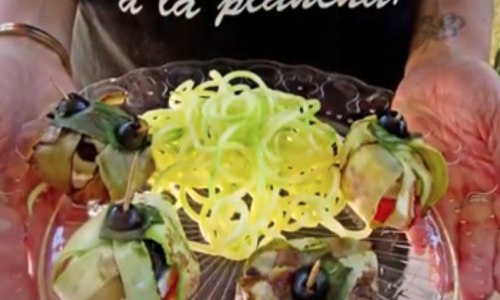 Ballotines de légumes avec du fromage de chèvre, des olives et des tomates à la plancha